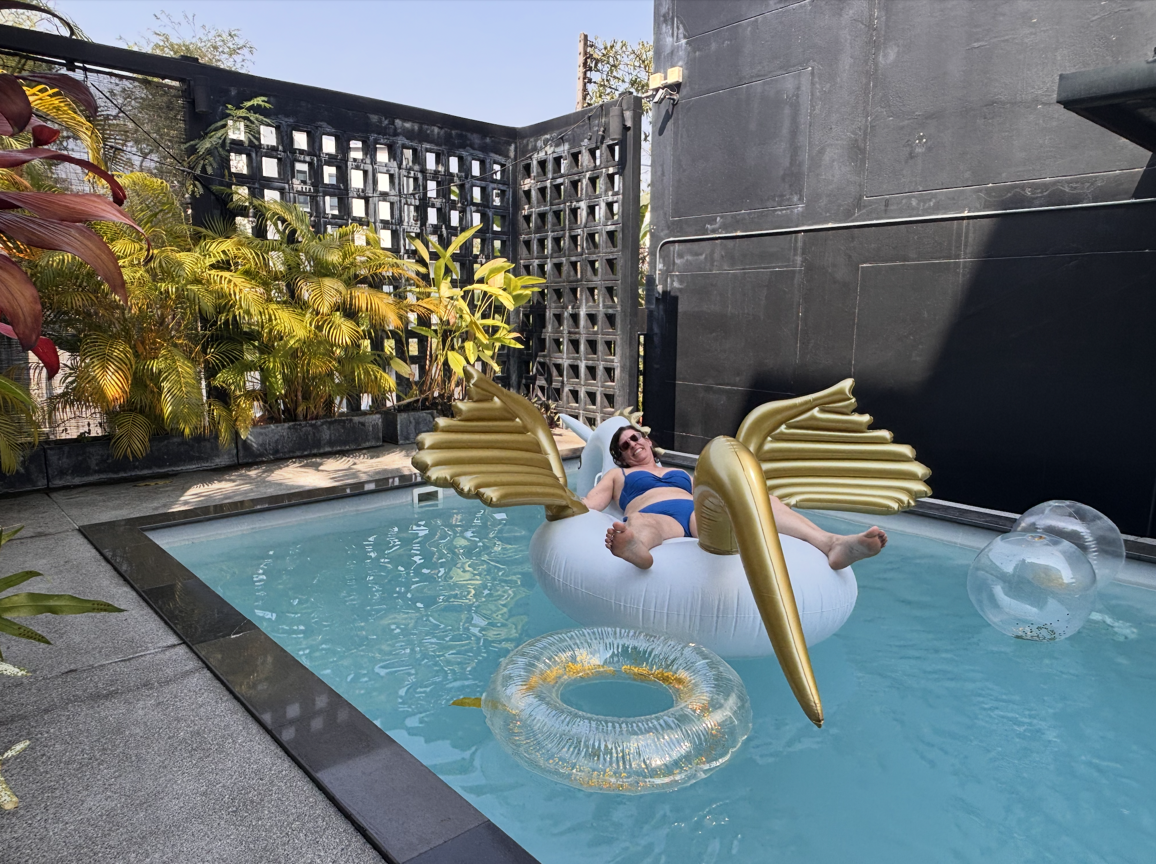 Détente au bord de la piscine