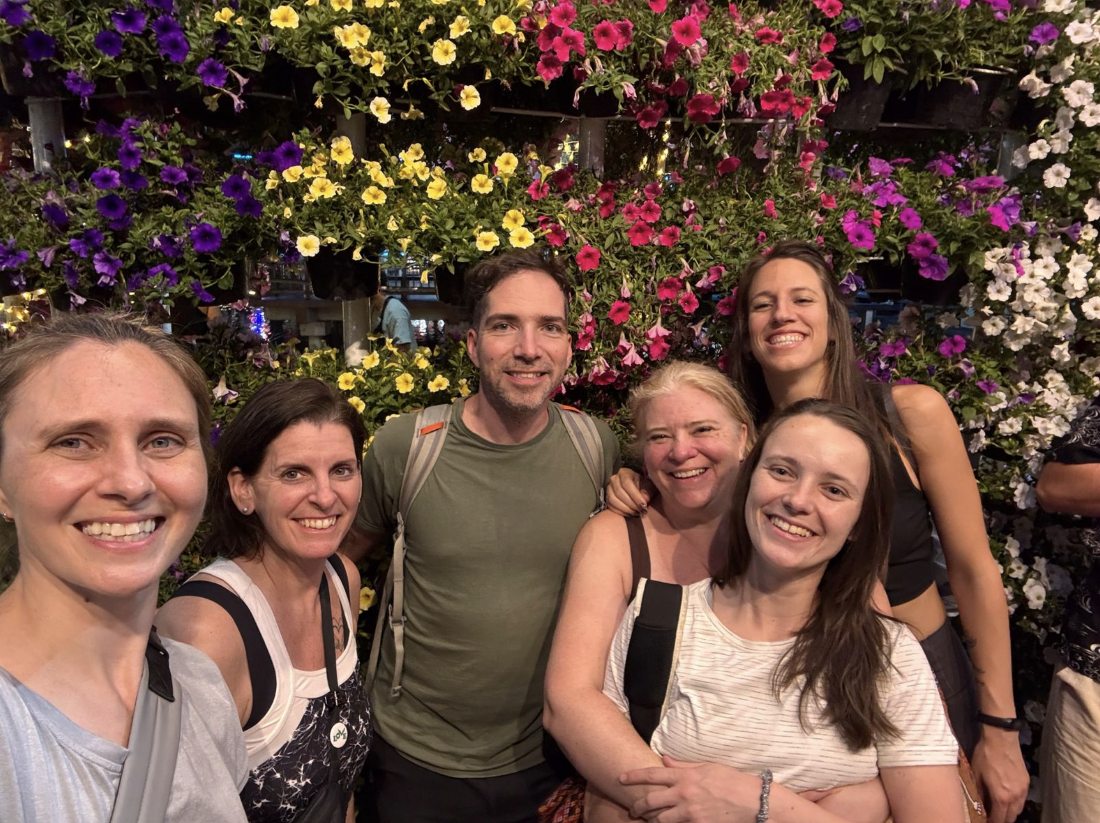 Le groupe parmi les fleurs