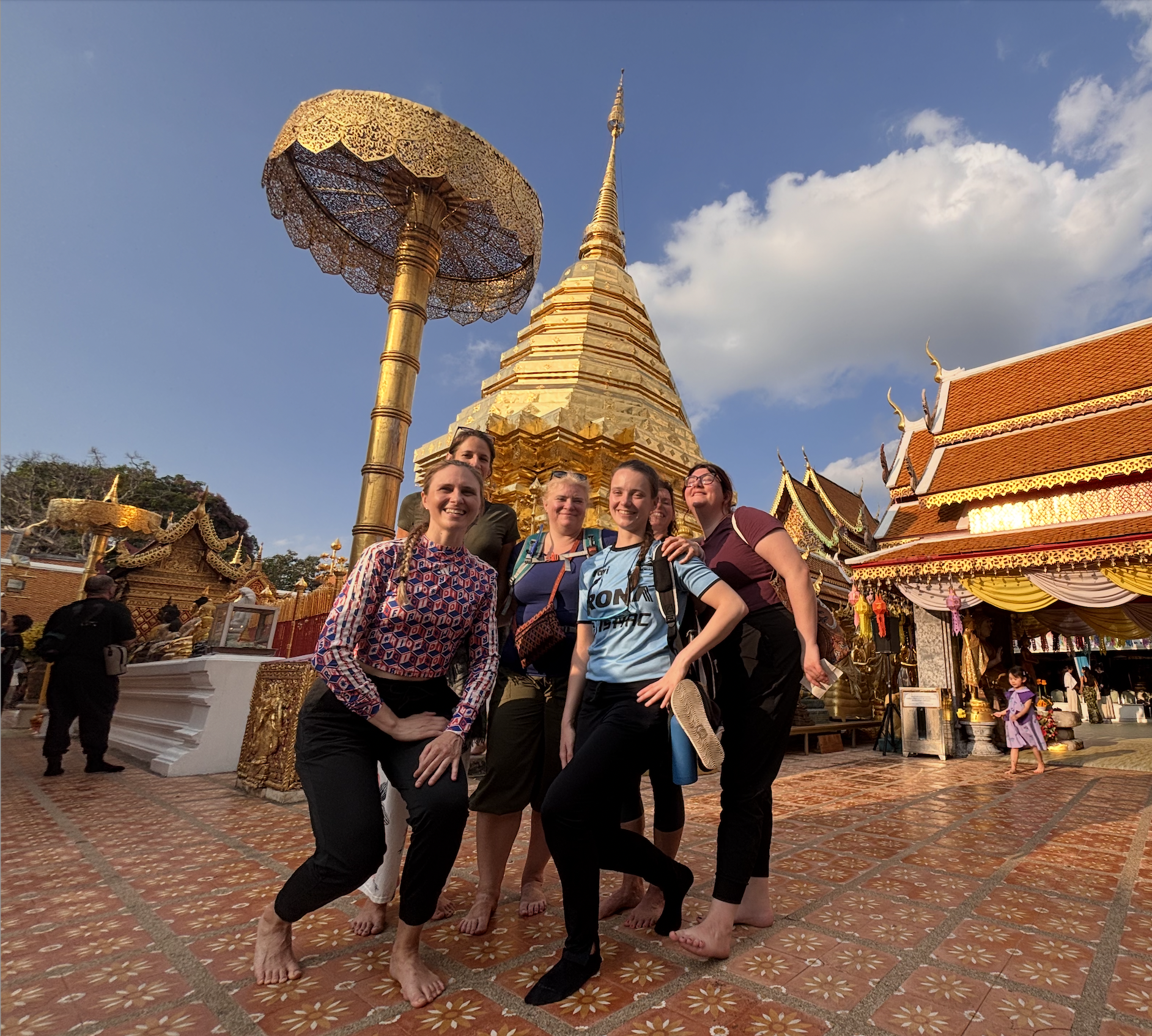 Le groupe devant un temple