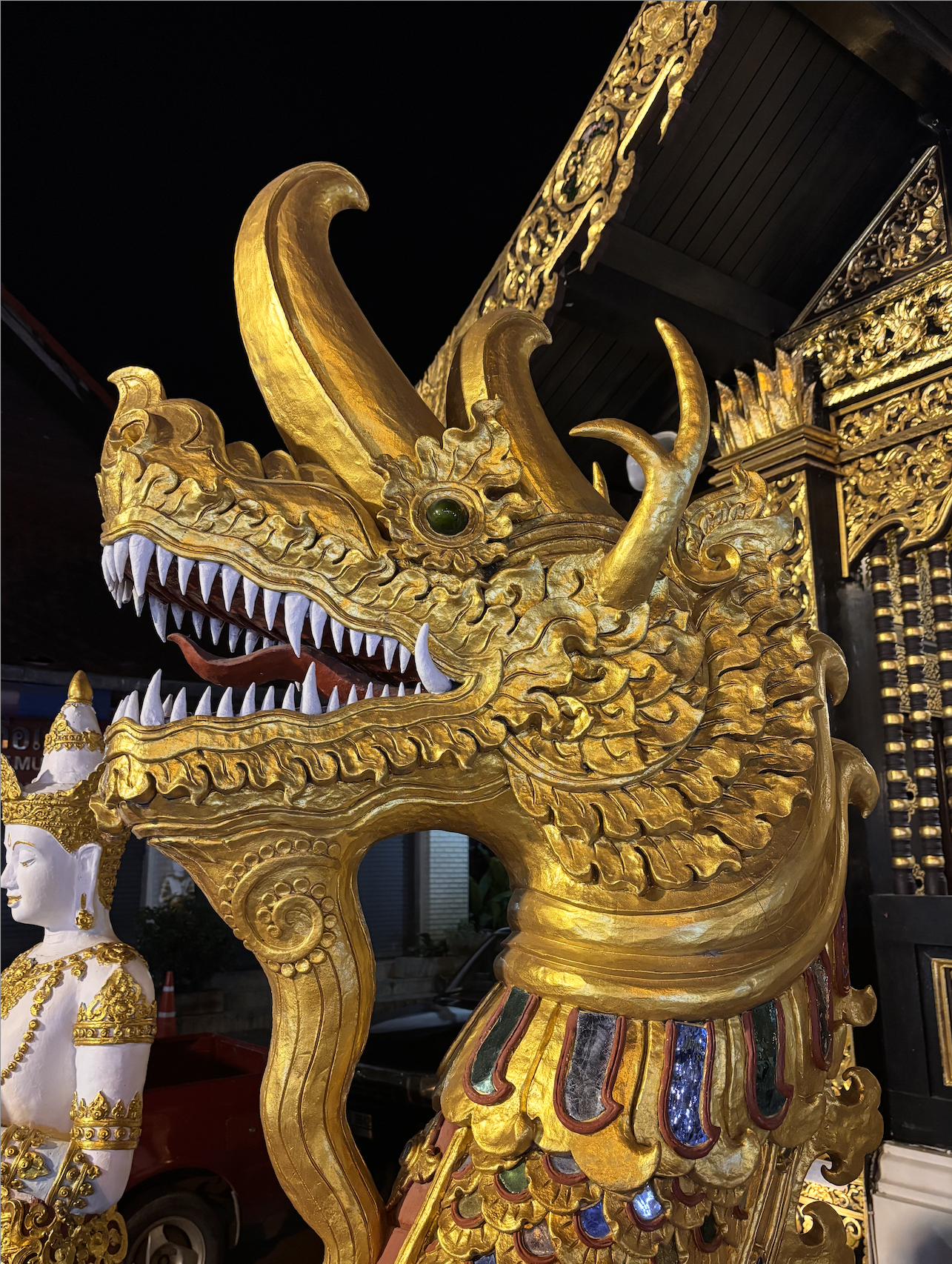 Détail d'un temple orné de dragons